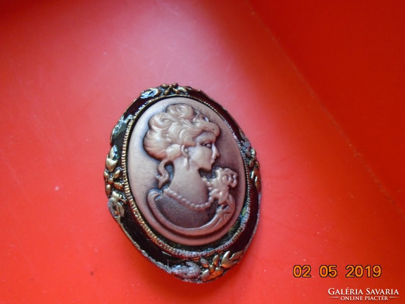 Antique cameo brooch 3.5 x 3 cm