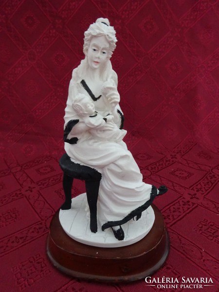 Lilac seller figural statue, lady holding an infant, 18 cm tall. He has!