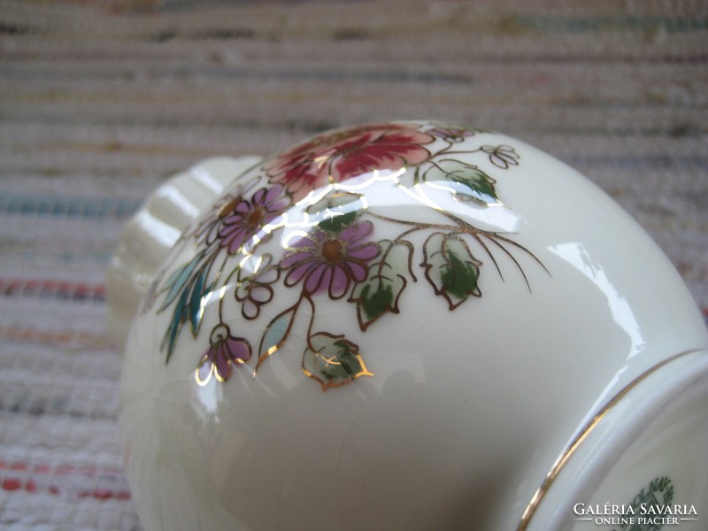 Zsolnay , kézi festésű váza száján egy pici , alig észrevehető , javítással , 17 cm