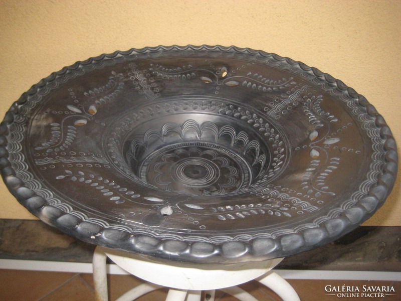 Mohácsi fekete  áttört , 48 cm nagyméretű ,  kerámia ,  szignált  fali tányér