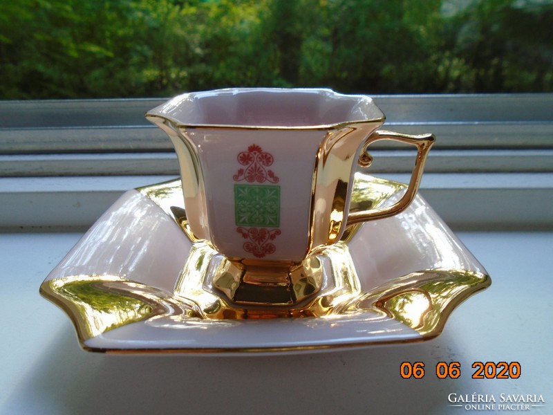 EMPIRE Opulensen aranyozott 8 szögletes anyagában színezett Rózsaszínű porcelán csésze alátéttel