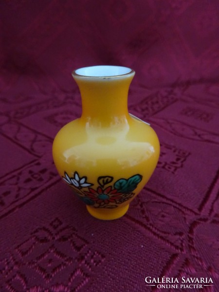 Imari Japanese porcelain vase, hand painted. Height 5 cm. He has!