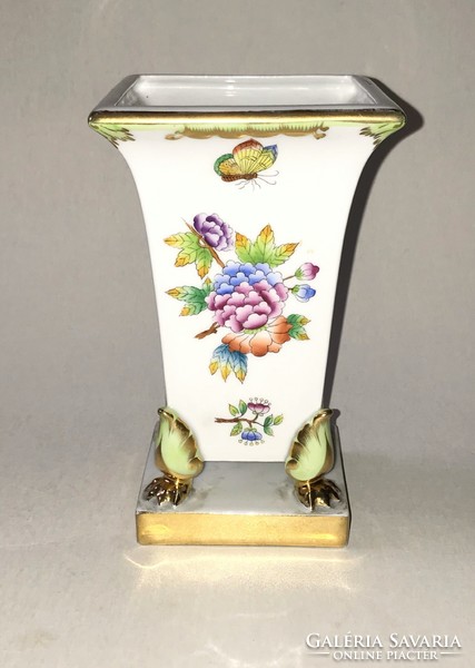 Herend Victoria patterned vase with gilded lion's claw feet