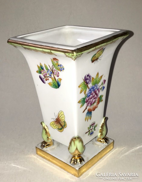 Herend Victoria patterned vase with gilded lion's claw feet