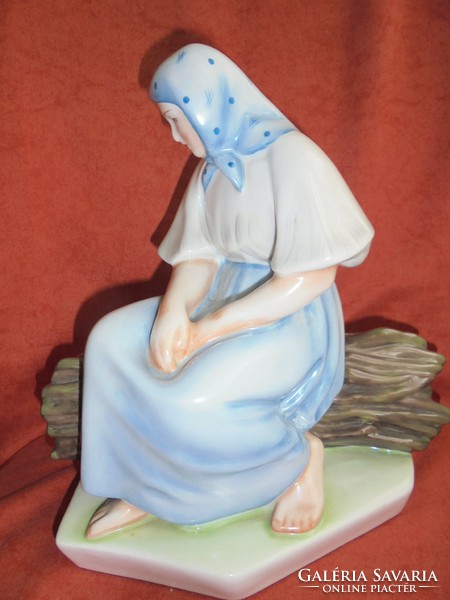 Zsolnay porcelán szobor: Rőzsén pihenő asszony
