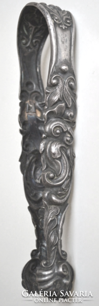 Ezüst cukorfogó antik ezüstjellel  ' A'. Magassága ca. 2,5  cm és hossza ca. 1