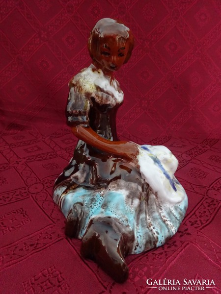 Porcelán figurális szobor, kézi festés, egy hölgy ül a fűben, kalappal a kezében. Vanneki!