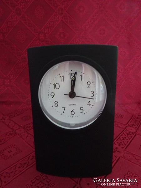 Alarm table clock, battery operated, in original packaging. He has!