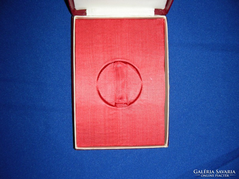 Szerb kitüntetés doboz