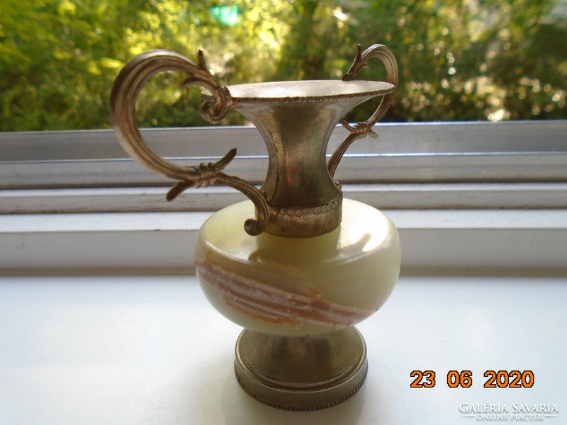 Jelzett Onix váza díszes aranyozott réz fogókkal