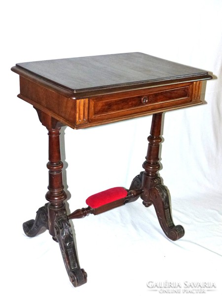 Antik restaurált szép varróasztal Tv állvány lerakó asztal