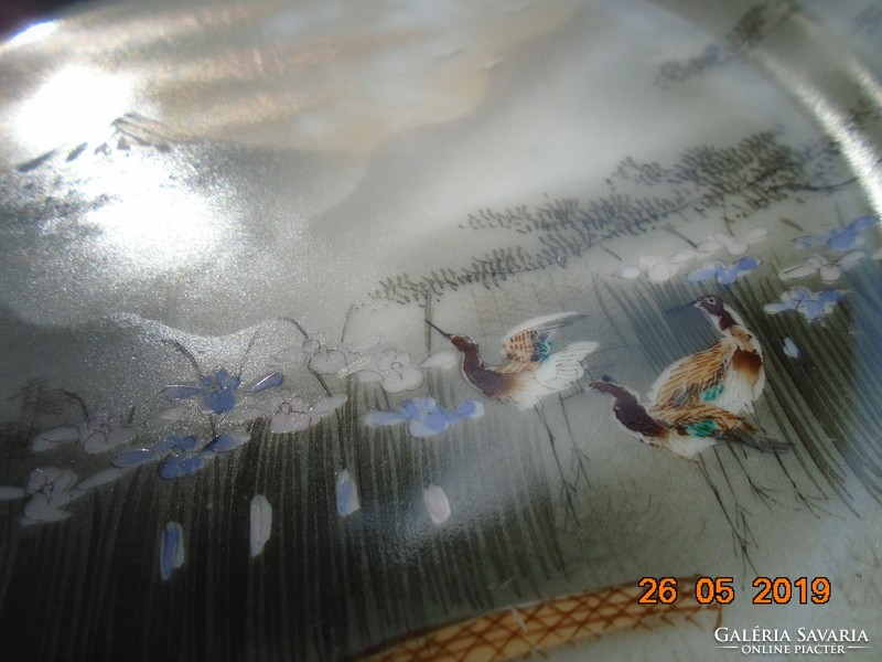 Kutani with a unique painting-like landscape, colorful water birds, a special eggshell plate