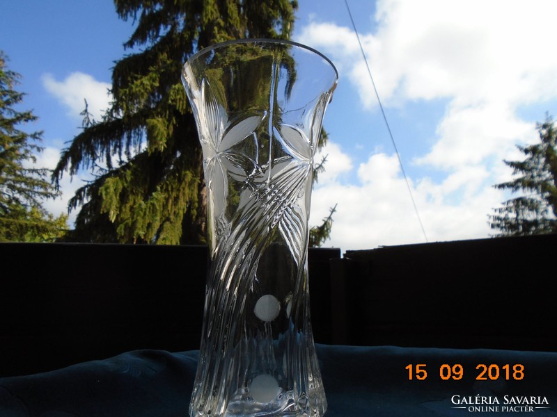 Újszerű,címkésmodern vastagfalu,csiszolt,virág és csavart dombormintás öntött üveg váza 25 cm 800 g