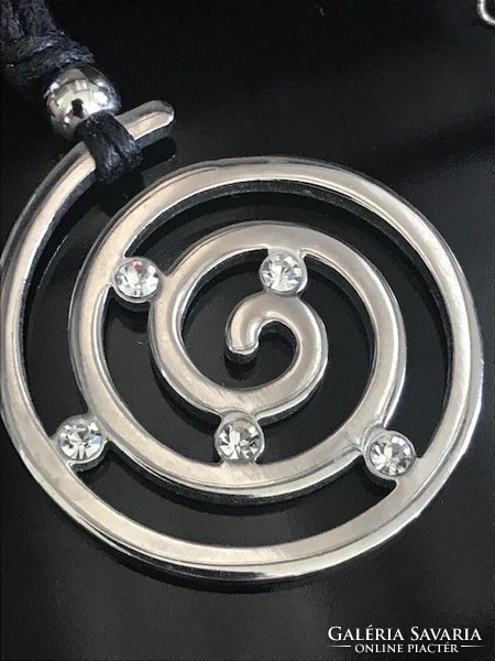 Modern  nyaklánc spirál alakú nemesacél medállal, Swarovski kristályokkal