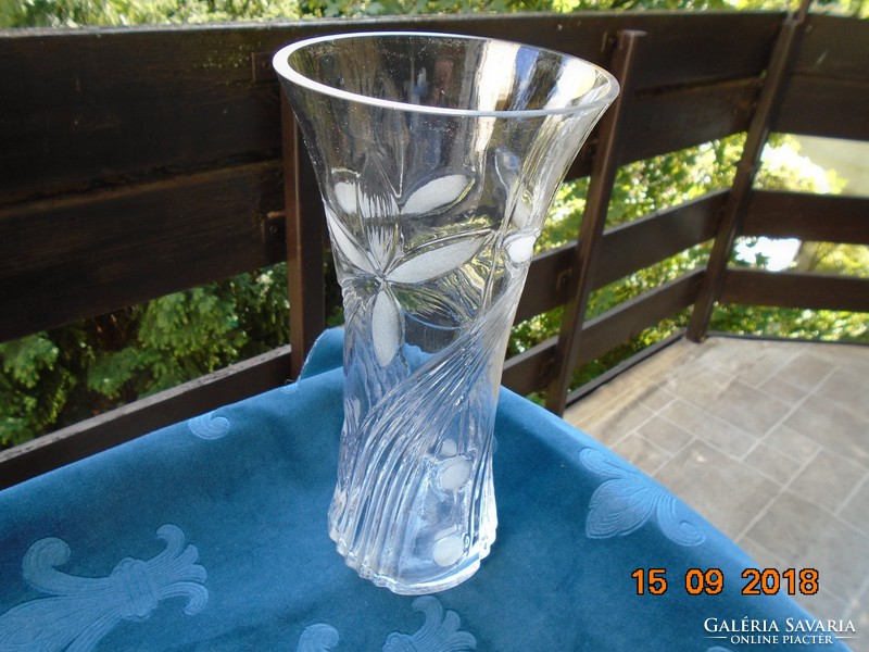 Újszerű,címkésmodern vastagfalu,csiszolt,virág és csavart dombormintás öntött üveg váza 25 cm 800 g