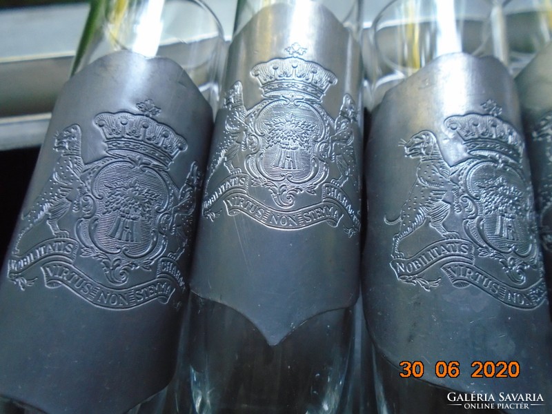Set of glasses with the motto coat of arms of the Prince of Westminster virtus non stemma