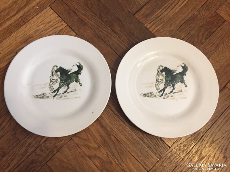 Két darab porcelán lovas tányér
