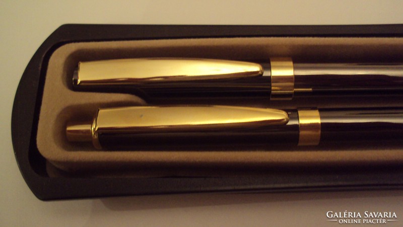 Elegáns,fekete metál fényű tollkészlet---aranyozott hegyű (iridiumos) tinta patronos írótoll+golyóst