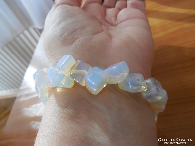 Natural opal onyx repellent from several minerals