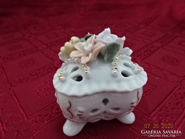 Oriental porcelain bonbonier. Heart-shaped, three-legged, rose pattern. He has.
