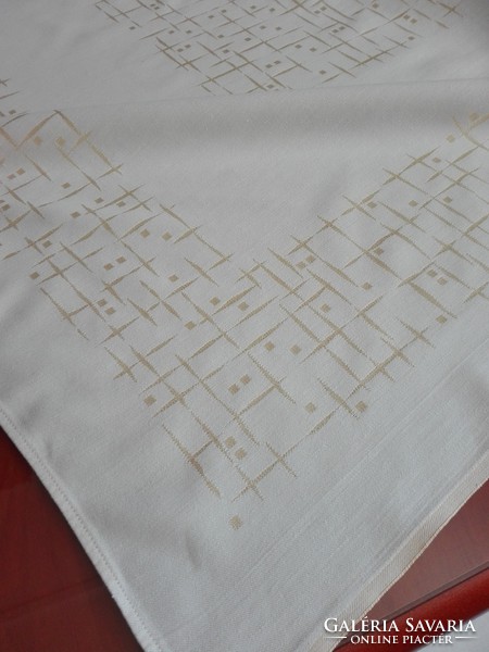Cream-colored, modern patterned damask tablecloth 110 x 140 cm