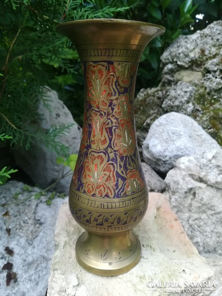 Keleti réz váza, oldalán vésett, festett díszítéssel
