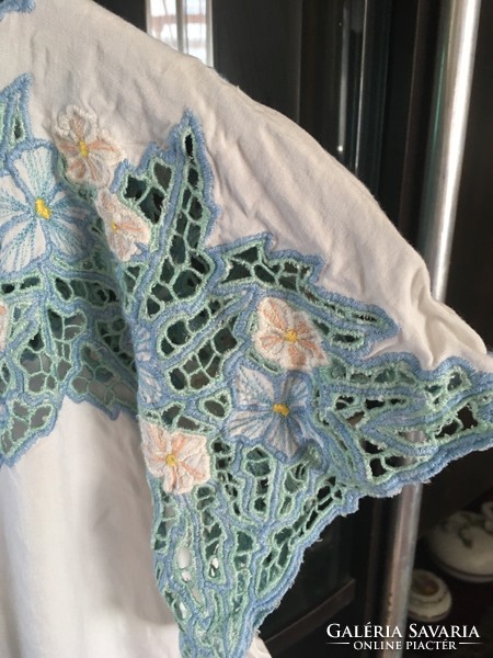 Fabulous richelieu pattern in a very richly embroidered blouse