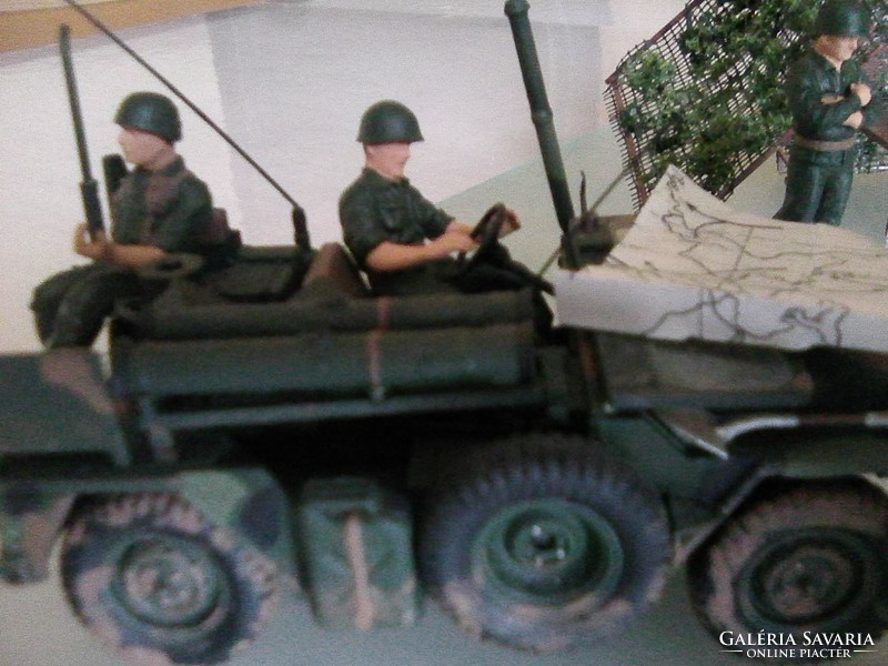 Model set, land unit, with vehicle, figures.