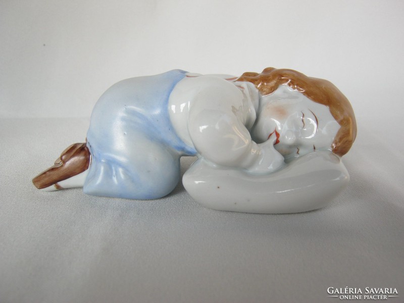Zsolnay porcelán párnán fekvő alvó kisfiú