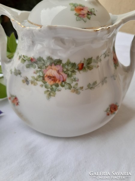Sesional sugar bowl with rose petals