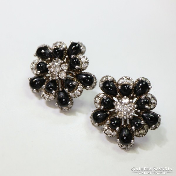 Decorative silver earrings: onyx and zirconia