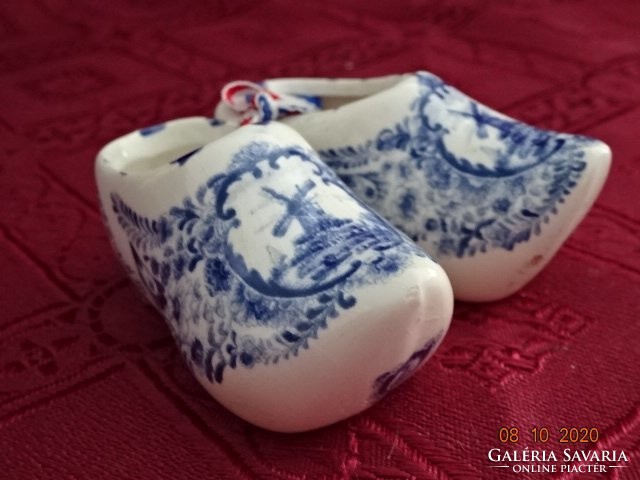 Dutch porcelain slippers, hand painted, length 7 cm. He has!