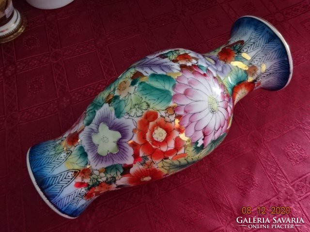 Oriental porcelain flower pattern vase, height 25 cm. He has!