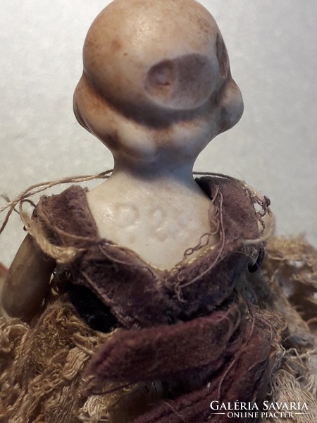 Antik jelzett porcelán kicsi mini baba babaházi sérült