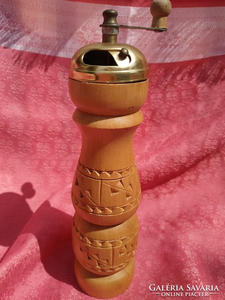 Wooden desktop pepper grinder