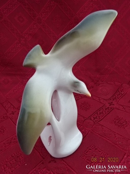 Hand-painted porcelain figure, flying seagull, height 16 cm. He has!