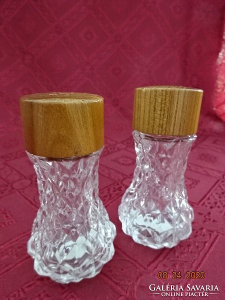 Salt and pepper shaker, glass bottom, wood top. Its height is 9 cm. He has!