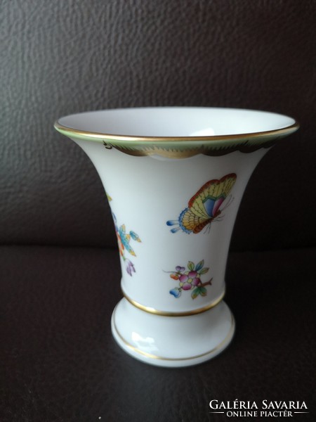 Herend's viktória/vbo vase is small