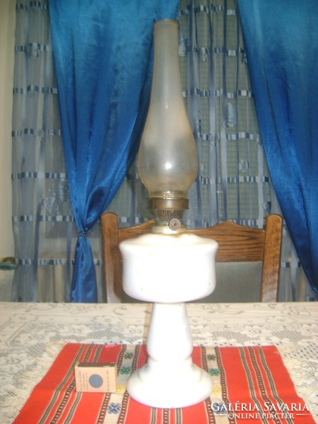 Antik tejüveg petróleum lámpa - 49 cm magas