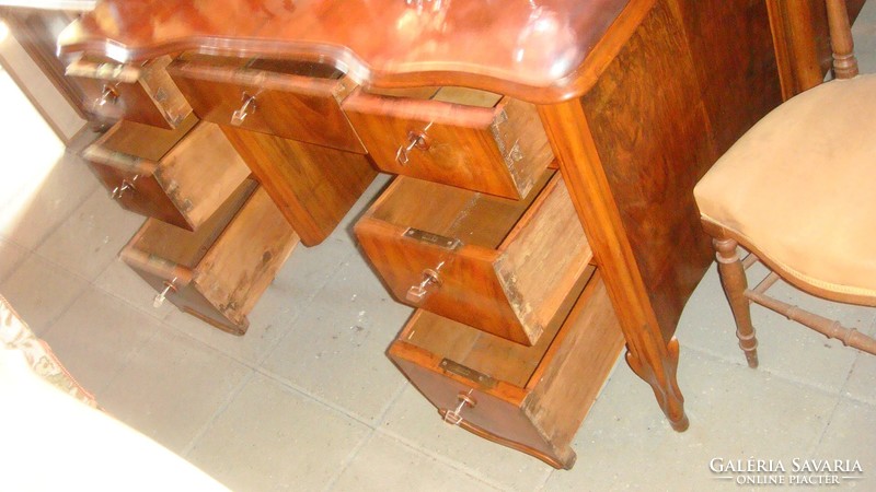Hétfiókos neobarokk felújított íróasztal.