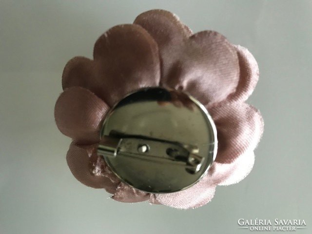 Rózsa alakú bross selyemből halvány púder színben, 6 cm átmérő