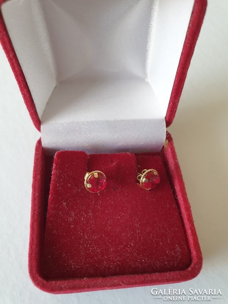 Gold earrings with garnet stones