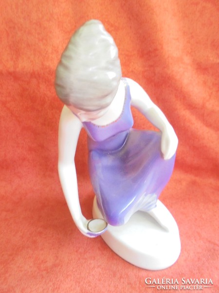 Hollóházi porcelán vizet merítő lány figura