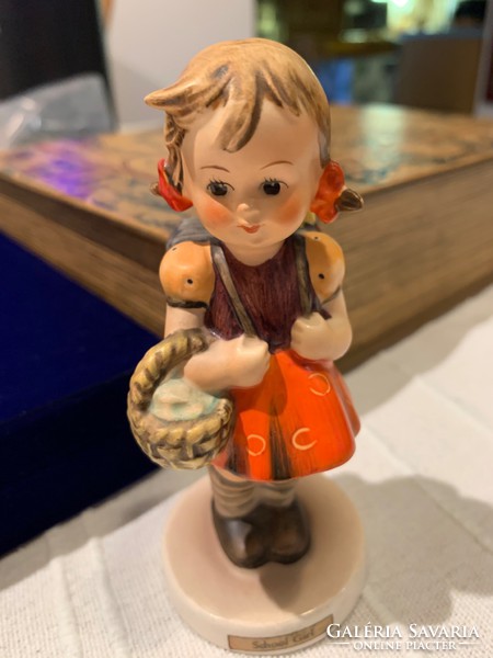 Hummel kislány szobor eredeti 12 cm hibátlan