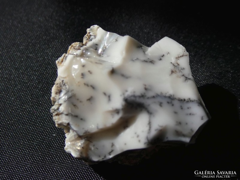Természetes közönséges opál ásvány dendrites mintákkal (Merlinit)