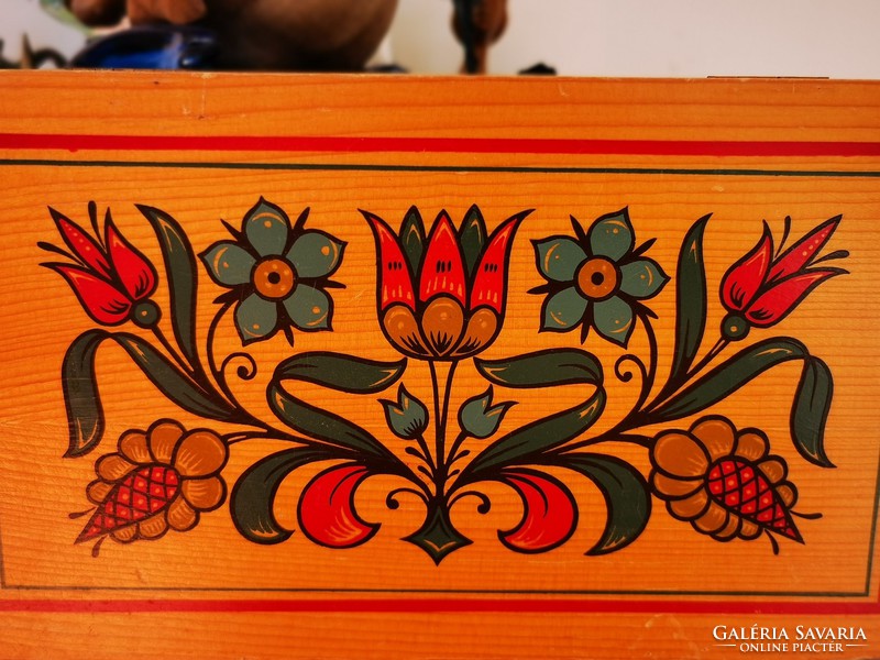 Folk flower motif in wooden box