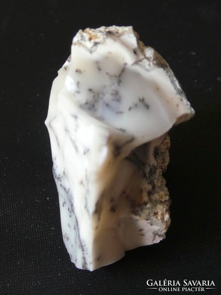 Természetes közönséges opál ásvány dendrites mintákkal (Merlinit)