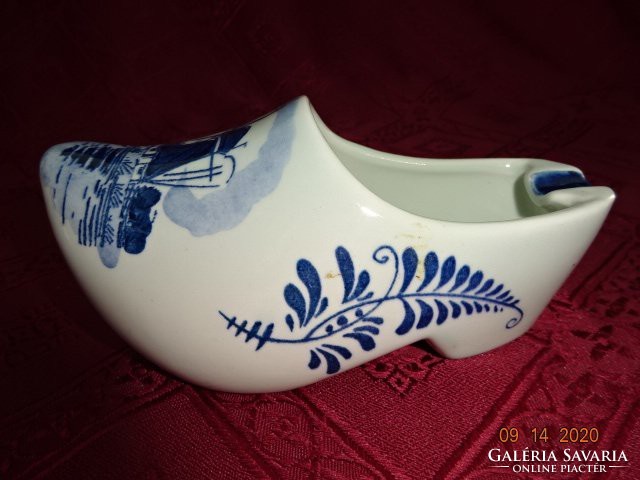 Hand-painted Dutch porcelain slippers, ashtray. Length 14 cm. He has!
