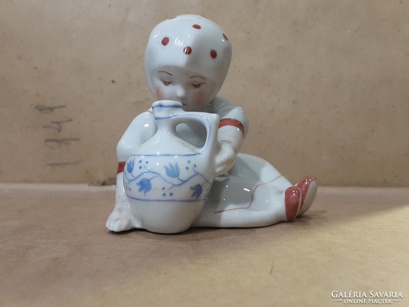Porcelán kislány szobor, hibátlan állapotban, 7 cm magas.
