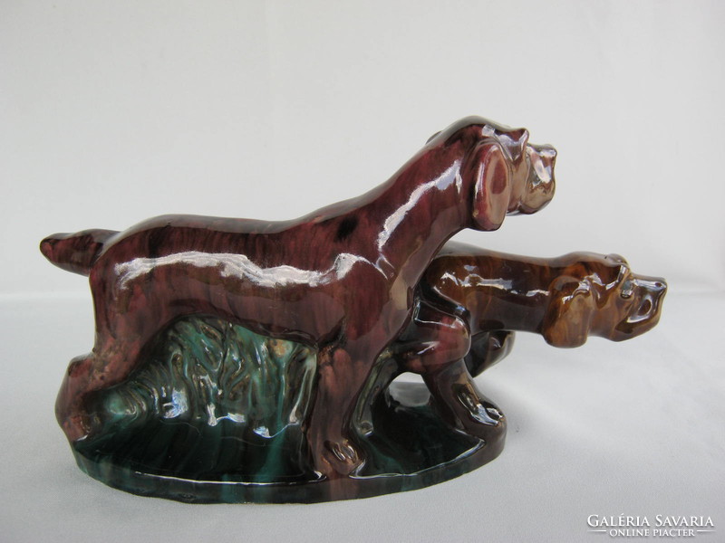 Hop ceramic sniffing hunter dog couple